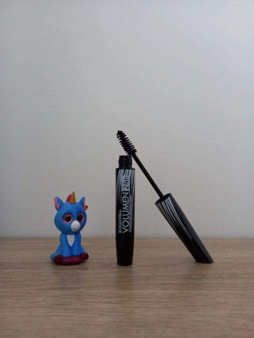 Mascara noir volume